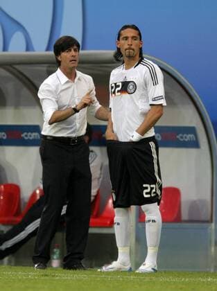 Bundestrainer Joachim Löw (li.) wechselt Kevin Kuranyi (beide Deutschland) ein Fußball EM Herren Euro 2008, Länderspiel, Nationalteam, Nationaltrikot, Gruppe Klagenfurt Spannung,