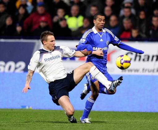 Matthew Taylor (Bolton, li.) gegen Ashley Cole (Chelsea) - EDITORIAL USE ONLY. No use with unauthorised audio, video, data, fixture lists, club league logos or live services. Online in-match use limited to 120 images, no video emulation. No use in betting, games or single club league player publications. Fußball Herren English Premier League 2008 2009, 1. Englische Liga, Bolton Wanderers - Chelsea FC London 0:2 Gruppe Bolton Dynamik,