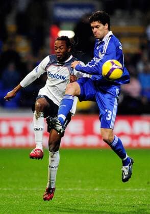 Michael Ballack (Chelsea, re.) gegen Ricardo Gardner (Bolton) - EDITORIAL USE ONLY. No use with unauthorised audio, video, data, fixture lists, club league logos or live services. Online in-match use limited to 120 images, no video emulation. No use in betting, games or single club league player publications. Fußball Herren English Premier League 2008 2009, 1. Englische Liga, Bolton Wanderers - Chelsea FC London 0:2 Gruppe Bolton Dynamik,