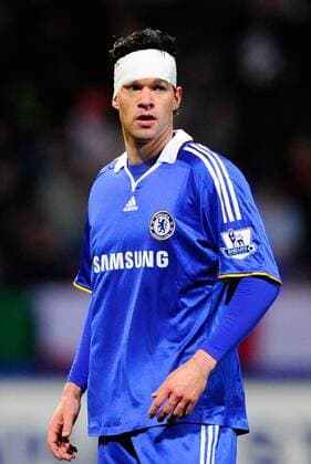Michael Ballack (Chelsea) mit Kopfverletzung - EDITORIAL USE ONLY. No use with unauthorised audio, video, data, fixture lists, club league logos or live services. Online in-match use limited to 120 images, no video emulation. No use in betting, games or single club league player publications. Fußball Herren English Premier League 2008 2009, 1. Englische Liga, Chelsea FC London Einzelbild Bolton