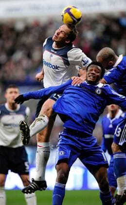 Kevin Davies (Bolton, li.) gegen John Obi Mikel (Chelsea) - EDITORIAL USE ONLY. No use with unauthorised audio, video, data, fixture lists, club league logos or live services. Online in-match use limited to 120 images, no video emulation. No use in betting, games or single club league player publications. Fußball Herren English Premier League 2008 2009, 1. Englische Liga, Bolton Wanderers - Chelsea FC London 0:2 Gruppe Bolton Dynamik,