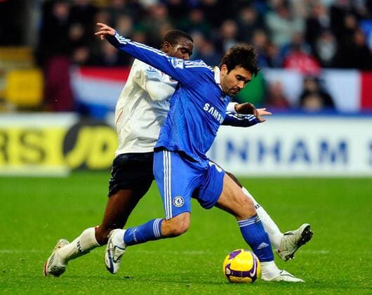Deco (Chelsea, re.) gegen Fabrice Muamba (Bolton) - EDITORIAL USE ONLY. No use with unauthorised audio, video, data, fixture lists, club league logos or live services. Online in-match use limited to 120 images, no video emulation. No use in betting, games or single club league player publications. Fußball Herren English Premier League 2008 2009, 1. Englische Liga, Bolton Wanderers - Chelsea FC London 0:2 Gruppe Bolton Dynamik,