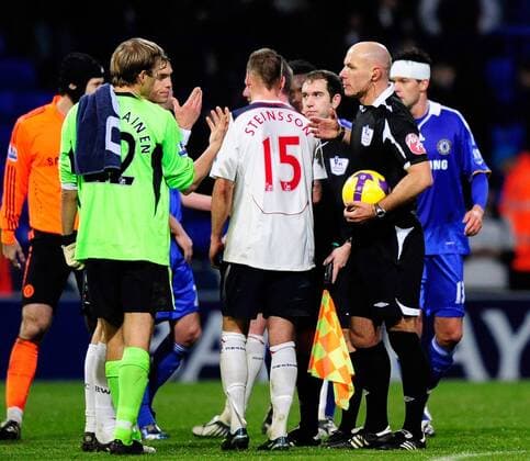 FIFA Schiedsrichter Howard Webb (2.v.re.) versucht die Gemüter zu beruhigen - EDITORIAL USE ONLY. No use with unauthorised audio, video, data, fixture lists, club league logos or live services. Online in-match use limited to 120 images, no video emulation. No use in betting, games or single club league player publications. Fußball Herren English Premier League 2008 2008, 1.Liga, Bolton Wanderers - Chelsea FC London 0:2 Gruppe Bolton Spannung,