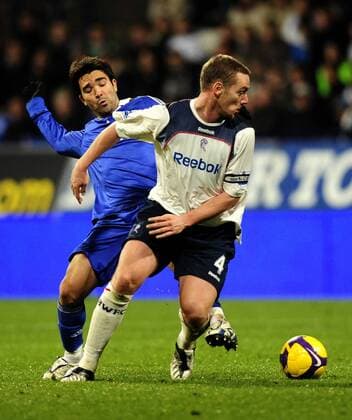 Kevin Nolan (Bolton, re.) gegen Deco (Chelsea) - EDITORIAL USE ONLY. No use with unauthorised audio, video, data, fixture lists, club league logos or live services. Online in-match use limited to 120 images, no video emulation. No use in betting, games or single club league player publications. Fußball Herren English Premier League 2008 2008, 1.Liga, Bolton Wanderers - Chelsea FC London 0:2 Gruppe Bolton Dynamik, Kampf,