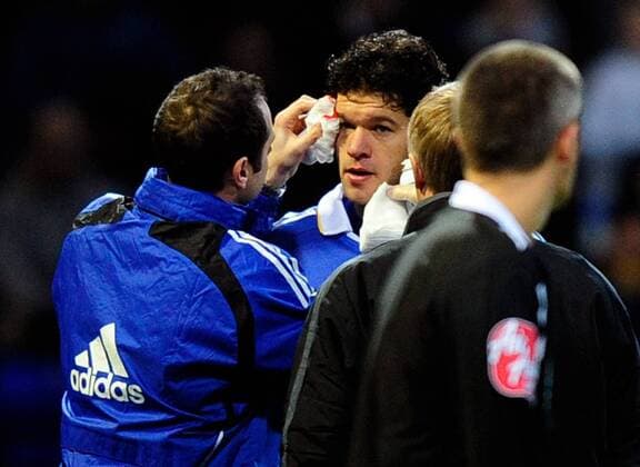Michael Ballack (Chelsea) ist am Kopf verletzt und wird behandelt - EDITORIAL USE ONLY. No use with unauthorised audio, video, data, fixture lists, club league logos or live services. Online in-match use limited to 120 images, no video emulation. No use in betting, games or single club league player publications. Fußball Herren English Premier League 2008 2008, 1.Liga, Chelsea FC London Gruppe Bolton