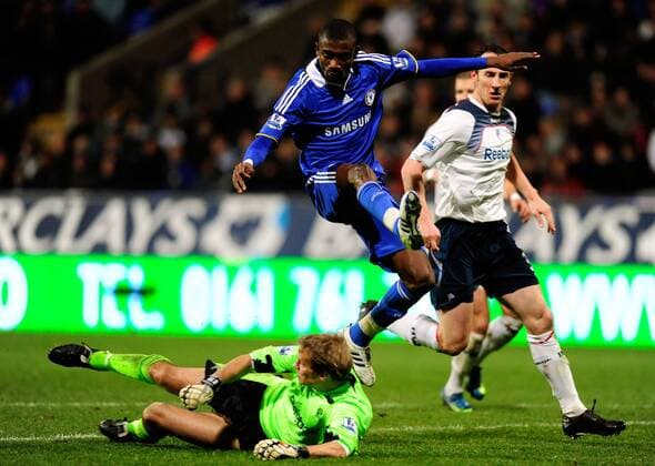 Salomon Kalou (Chelsea, Mitte) gegen Torwart Jussi Jääskeläinen (Bolton) - EDITORIAL USE ONLY. No use with unauthorised audio, video, data, fixture lists, club league logos or live services. Online in-match use limited to 120 images, no video emulation. No use in betting, games or single club league player publications. Fußball Herren English Premier League 2008 2008, 1.Liga, Bolton Wanderers - Chelsea FC London 0:2 Gruppe Bolton Dynamik, Kampf,