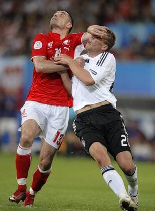 Marcin Wasilewski (Polen, li.) gegen Lukas Podolski (Deutschland) Fußball EM Herren Euro 2008, Länderspiel, Nationalteam, Nationaltrikot, Deutschland - Polen 2:0 Gruppe Klagenfurt Dynamik, Kampf,