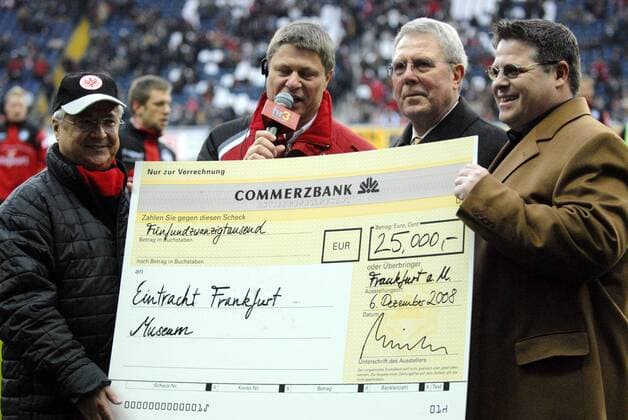 Scheck der Commerzbank zum einjährigen Jubiläum des Eintracht Museums, v. li.: Klaus Peter Müller (Commerzbank), Stadionsprecher Andre Rothe, Dieter Lindner (beide Frankfurt) Fußball 1. BL Herren Saison 2008 2009, Eintracht Frankfurt Gruppe Frankfurt M.