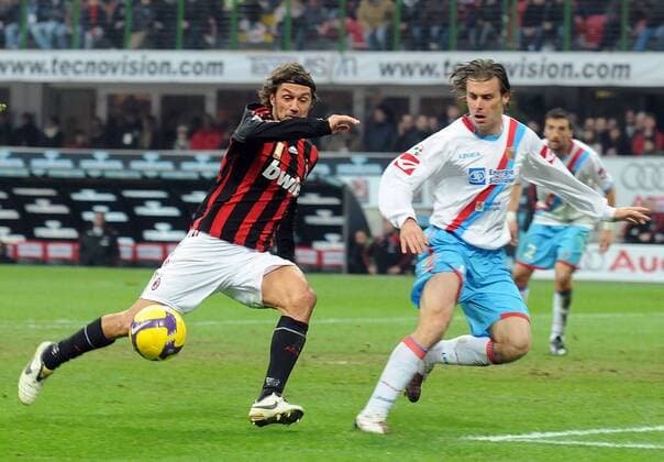 Paolo Maldini (AC Mailand, li.) gegen Lorenzo Stovini (Catania) - Fußball Herren Serie A 2008 2009, 1. Italienische Liga, AC Milan - Calcio Catania 1:0 Gruppe Mailand Dynamik, Kampf,