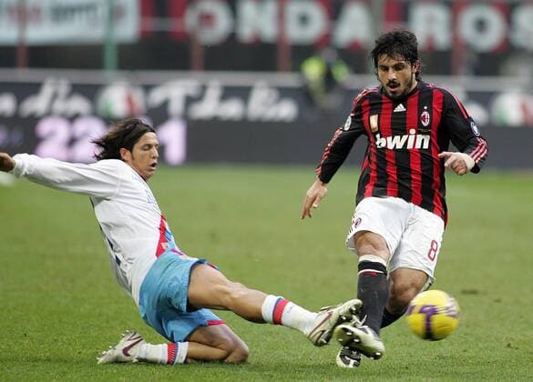 Gennaro Gattuso (AC Milan, re.) im Duell - Fußball Herren Serie A 2008 2009, 1. Italienische Liga, AC Milan - Calcio Catania 1:0 Gruppe Mailand Dynamik, Kampf,