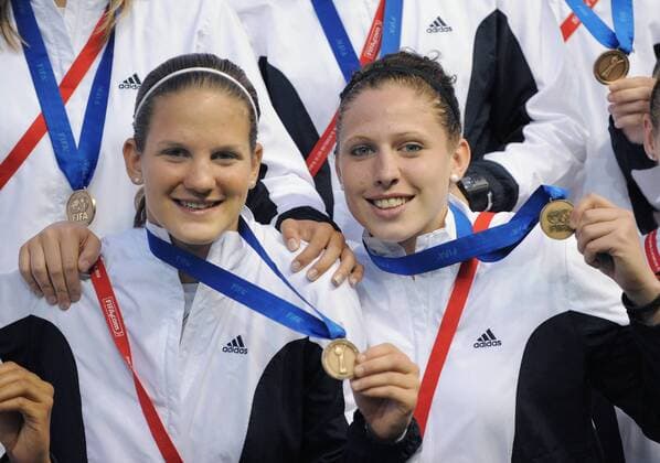 Torfrau Desiree Schumann (li.) und Kim Kulig (beide Deutschland U20) mit ihren Bronzemedaillen für den dritten Platz bei der U20 WM 2008 - Fußball WM Damen U20 WM 2008, U 20, Frauen, Frauenfußball, Länderspiel, Nationalteam, Spiel um Platz 3 Gruppe La Florida, Santiago de Chile Freude,