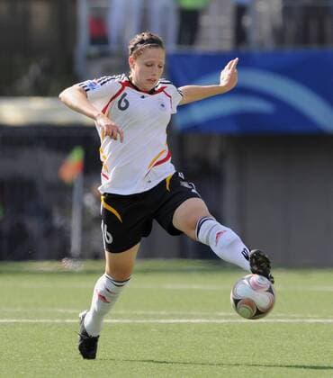 Kim Kulig (Deutschland U20) am Ball - Fußball WM Damen U20 WM 2008, U 20, Frauen, Frauenfußball, Länderspiel, Nationalteam, Nationaltrikot Spiel um Platz 3 Einzelbild La Florida, Santiago de Chile Dynamik,