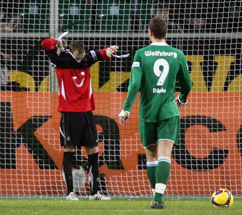 Feldspieler Jan Rosenthal (Hannover) zieht sich das Torwart Trikot an während Edin Dzeko (Wolfsburg) zum Elfmeter antritt Fußball 1. BL Herren Saison 2008 2009, VfL Wolfsburg - Hannover 96 2:1 Gruppe Wolfsburg