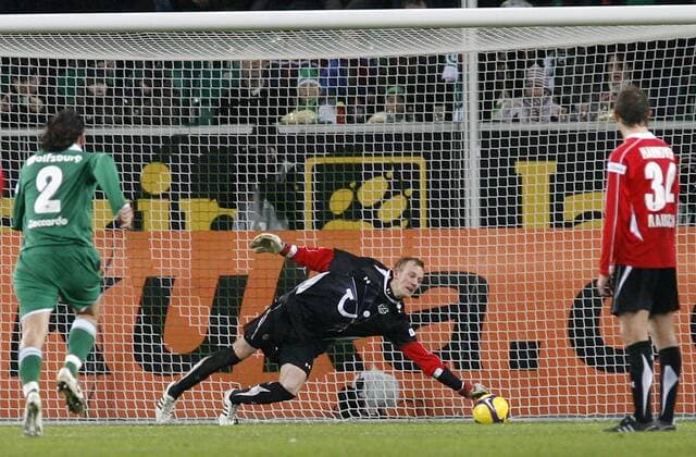 Feldspieler Jan Rosenthal (Hannover) pariert als Torwart einen Elfmeter Fußball 1. BL Herren Saison 2008 2009, VfL Wolfsburg - Hannover 96 2:1 Gruppe Wolfsburg Abwehr, Dynamik,