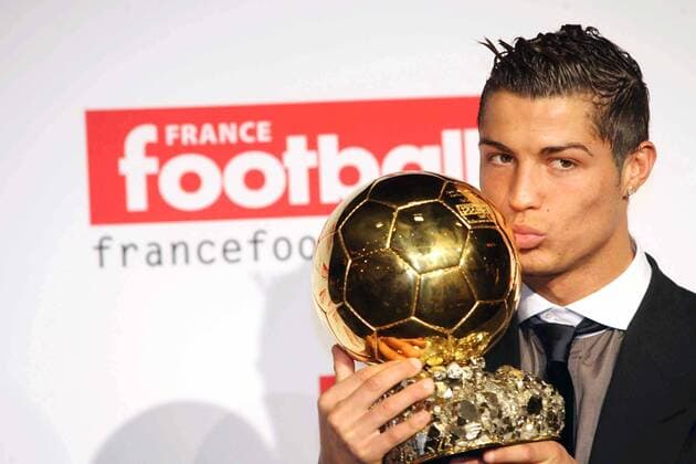 Cristiano Ronaldo (Portugal Manchester United) wird als weltbester Fußballer des Jahres 2008 mit dem Goldenen Ball ausgezeichnet -  Fußball Herren Europas Fußballer des Jahres 2008, Europa, Goldener, Ballon d Or, dOr, Pressetermin Einzelbild Paris
