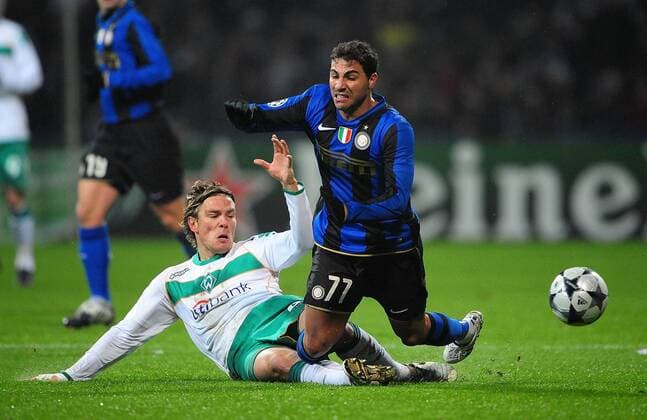 Clemens Fritz (Bremen, li.) gegen Ricardo Quaresma (Inter Mailand) Fußball EC 1 Herren Champions League 2008 2009, SV Werder Bremen - FC Internazionale Mailand Gruppe Bremen Dynamik, Kampf,