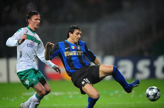 Jurica Vranjes (Bremen, li.) gegen Nicolas Burdisso (Inter Mailand) Fußball EC 1 Herren Champions League 2008 2009, SV Werder Bremen - FC Internazionale Mailand Gruppe Bremen
