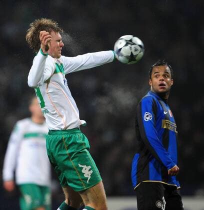 Per Mertesacker (Bremen, li.) gegen Mancini (Inter Mailand) Fußball EC 1 Herren Champions League 2008 2009, SV Werder Bremen - FC Internazionale Mailand Gruppe Bremen Dynamik,