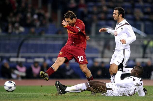 Francesco Totti (AS Rom, li.) trifft zum 2:0 gegen Marc Planus (Mitte) und Souleymane Diawara (beide Bordeaux) -  Fußball EC 1 Herren Champions League 2008 2009, Roma - Girondins de Bordeaux 2:0 Gruppe Rom Dynamik, Kampf,