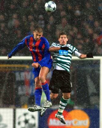 Eren Derdiyok (Basel, li.) gegen Adrien Silva (Sporting Lissabon) Fußball EC 1 Herren Champions League 2008 2009, FC Basel - Sporting Lissabon 0:1 Gruppe Basel Dynamik, Höhe, Kampf, 