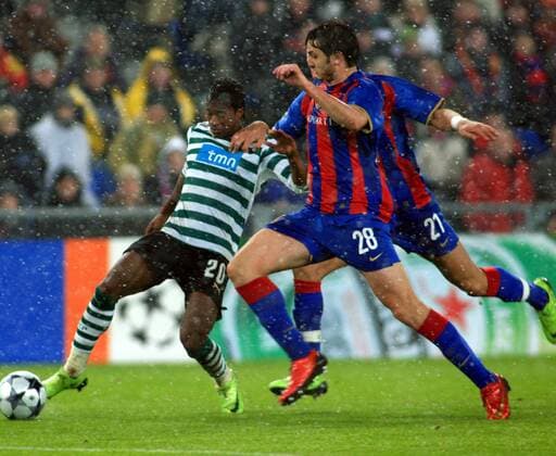 Yannick Djalo (Sporting Lissabon, li.) gegen Beg Ferati (Basel) Fußball EC 1 Herren Champions League 2008 2009, FC Basel - Sporting Lissabon 0:1 Gruppe Basel Dynamik, Kampf, 
