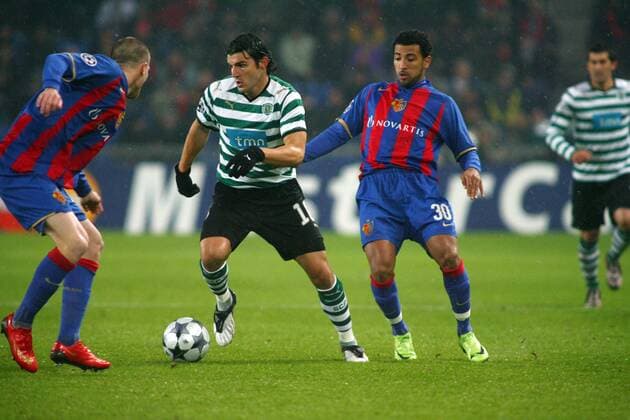 Simon Vukcevic (Sporting Lissabon, Mitte) gegen Carlitos (Basel, re.) Fußball EC 1 Herren Champions League 2008 2009, FC Basel - Sporting Lissabon 0:1 Gruppe Basel Dynamik, Kampf, 