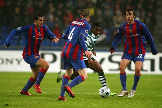 Yannick Djalo (Sporting Lissabon, 2.v.re.) gegen Ivan Ergic (re.) und Beg Ferati (beide Basel, li.) Fußball EC 1 Herren Champions League 2008 2009, FC Basel - Sporting Lissabon 0:1 Gruppe Basel Dynamik, 