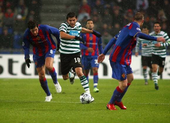 Simon Vukcevic (Sporting Lissabon, Mitte) gegen Benjamin Huggel (Basel, li.) Fußball EC 1 Herren Champions League 2008 2009, FC Basel - Sporting Lissabon 0:1 Gruppe Basel Dynamik, 