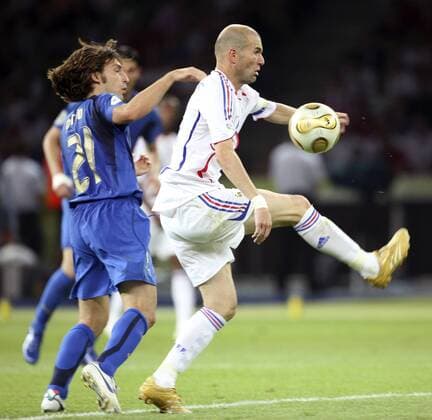Zinedine Zidane (Frankreich, re.) gegen Andrea Pirlo (Italien) Fußball WM Herren WM 2006, Länderspiel, Nationalteam, Nationaltrikot, Finale - Italien - Frankreich 5:3 n.E. Gruppe Berlin Dynamik,
