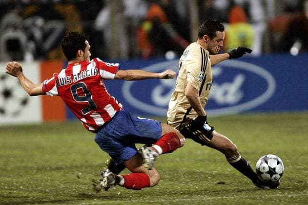 Karim Ziani (Marseille, re.) gegen Luis Garcia (Atletico Madrid) -  (pan29075) Fußball EC 1 Herren Champions League 2008 2009, Olympique Marseille - Atletico Madrid, OM Gruppe Marseille Dynamik, Kampf,