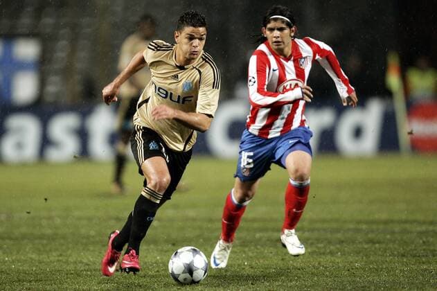 Hatem Ben Arfa (Marseille, li.) gegen Ever Banega (Atletico Madrid) -  (pan29075) Fußball EC 1 Herren Champions League 2008 2009, Olympique Marseille - Atletico Madrid, OM Gruppe Marseille Dynamik,