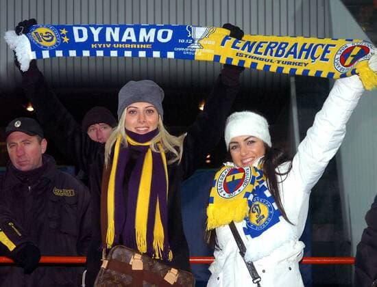 Attraktive Zuschauerinnen präsentieren zum Champions League Spiel Dynamo Kiew Fenerbahce Istanbul einen Freundschaftsschal der beiden Teams -  Fußball EC 1 Herren Champions League 2008 2009, Dynamo Kiew -Fenerbahce Istanbul Gruppe Kiew