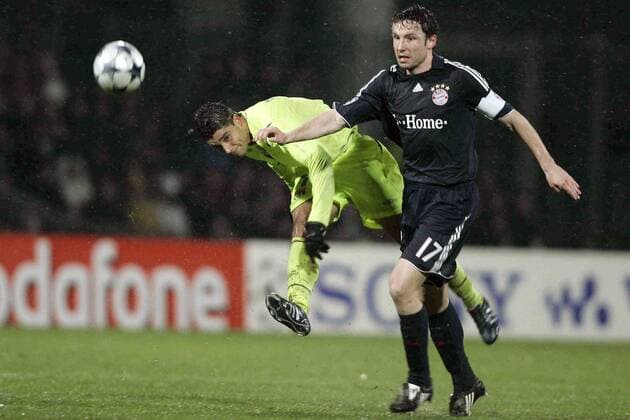 Mark van Bommel (Bayern, re.) gegen Ederson (Lyon) -  Fußball EC 1 Herren Champions League 2008 2009, Olympique Lyon - FC Bayern München 2:3, Lyonnais Gruppe Lyon Dynamik,