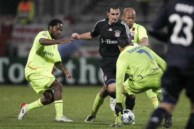 Miroslav Klose (Bayern) ist umzingelt -  Fußball EC 1 Herren Champions League 2008 2009, Olympique Lyon - FC Bayern München 2:3, Lyonnais Gruppe Lyon Überlegenheit,