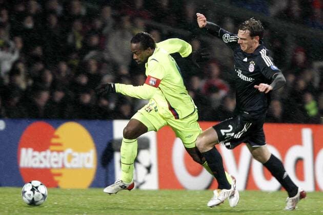Sidney Govou (Lyon, li.) gegen Tim Borowski (Bayern) -  Fußball EC 1 Herren Champions League 2008 2009, Olympique Lyonnais - FC Bayern München 2:3, OL Gruppe Lyon Dynamik,