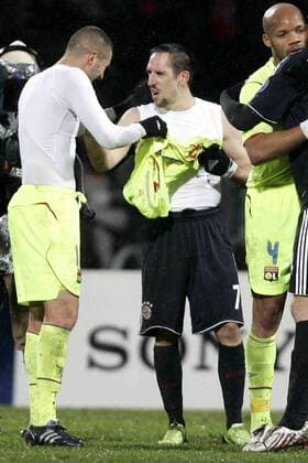 Franck Ribery (Bayern, Mitte) und Karim Benzema (Lyon) - Trikottausch -  Fußball EC 1 Herren Champions League 2008 2009, Olympique Lyonnais - FC Bayern München 2:3, OL Gruppe Lyon