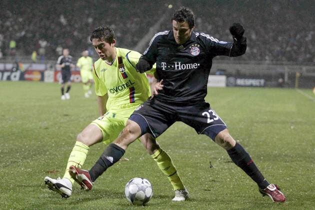 Massimo Oddo (Bayern, re.) gegen Anthony Mounier (Lyon) -  Fußball EC 1 Herren Champions League 2008 2009, Olympique Lyonnais - FC Bayern München 2:3, OL Gruppe Lyon Dynamik, Kampf,