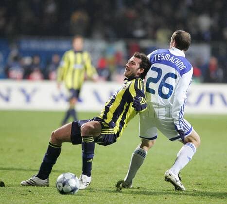 Ali Bilgin (Fenerbahce, li.) gegen Andriy Nesmachniy (Dynamo Kiew) -  Fußball EC 1 Herren Champions League 2008 2009, Dynamo Kiew - Fenerbahce Istanbul 1:0 Gruppe Kiew Dynamik,