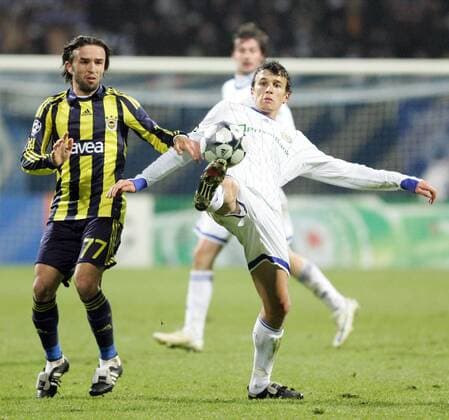 Roman Eremenko (Dynamo Kiew, re.) gegen Gökhan Gönül (Fenerbahce) -  Fußball EC 1 Herren Champions League 2008 2009, Dynamo Kiew - Fenerbahce Istanbul 1:0 Gruppe Kiew Dynamik,