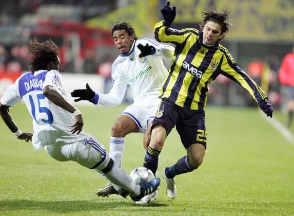 Ugur Boral (Fenerbahce, re.) im Duell -  Fußball EC 1 Herren Champions League 2008 2009, Dynamo Kiew - Fenerbahce Istanbul 1:0 Gruppe Kiew Dynamik, Kampf,