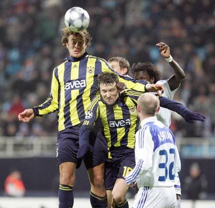 Diego Lugano (Fenerbahce, li.) - Kopfball -  Fußball EC 1 Herren Champions League 2008 2009, Dynamo Kiew - Fenerbahce Istanbul 1:0 Gruppe Kiew Dynamik,