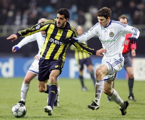 Daniel Güiza (Fenerbahce, li.) gegen Taras Mikhalik (Dynamo Kiew) -  Fußball EC 1 Herren Champions League 2008 2009, Dynamo Kiew - Fenerbahce Istanbul 1:0 Gruppe Kiew Dynamik,