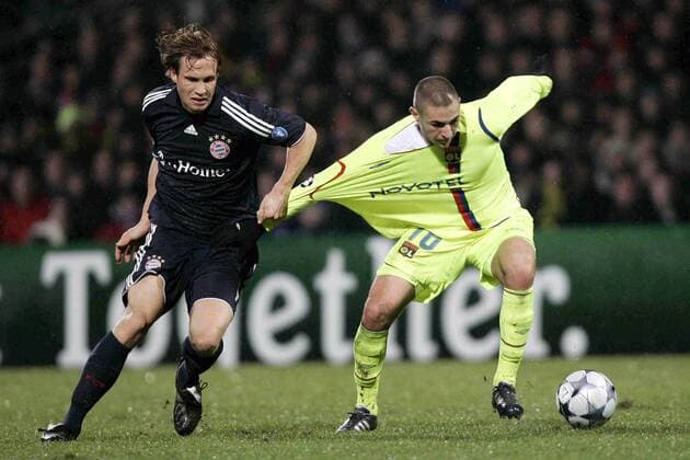 Andreas Ottl (Bayern, li.) gegen Karim Benzema (Lyon) -  Fußball EC 1 Herren Champions League 2008 2009, Olympique Lyonnais - FC Bayern München 2:3, OL Gruppe Lyon Dynamik, Kampf,