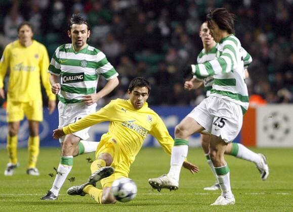 Ariel Ibagaza (Villarreal, Mitte) gegen Shunsuke Nakamura (Celtic Glasgow, re.) -  - NOxONLINExUSE Fußball EC 1 Herren Champions League 2008 2009, Celtic Glasgow - Villarreal CF 2:0 Gruppe Glasgow Dynamik,