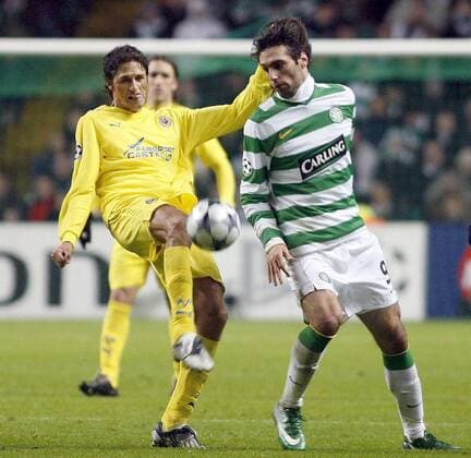 Edmilson (Villarreal, li.) gegen Georgios Samaras (Celtic Glasgow) -  - NOxONLINExUSE Fußball EC 1 Herren Champions League 2008 2009, Celtic Glasgow - Villarreal CF 2:0 Gruppe Glasgow Dynamik,