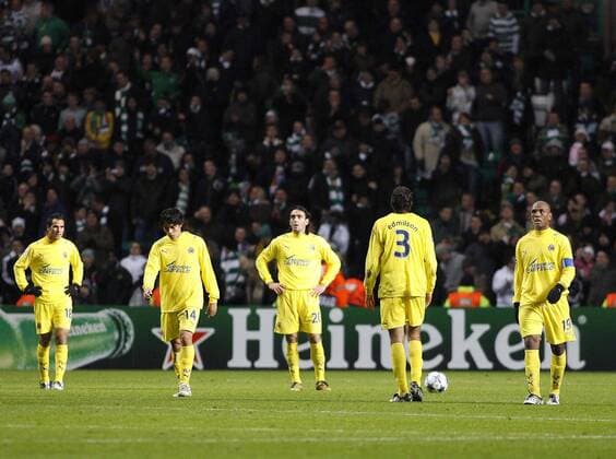 Enttäuschte Spieler aus Villarreal -  - NOxONLINExUSE Fußball EC 1 Herren Champions League 2008 2009, Villarreal CF Gruppe Glasgow Enttäuschung,
