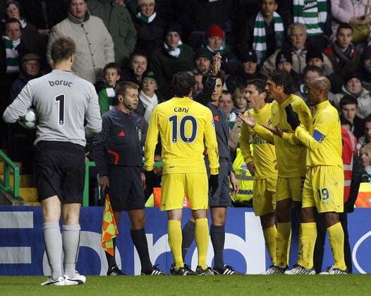 Schiedsrichter Claudio Circhetta (Schweiz, Mitte) gibt Anweisungen -  - NOxONLINExUSE Fußball EC 1 Herren Champions League 2008 2009, Villarreal CF Gruppe Glasgow
