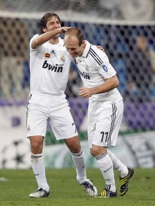 Raul Gonzalez (li.) und Torschütze Arjen Robben (beide Real Madrid) jubeln -  - NOxONLINExUSE Fußball EC 1 Herren Champions League 2008 2009, Real Madrid Gruppe Madrid Freude, Begeisterung,