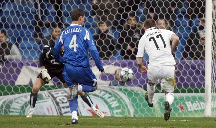 Arjen Robben (Real Madrid, re.) gegen Ivica Krizanac (St. Petersburg) -  - NOxONLINExUSE Fußball EC 1 Herren Champions League 2008 2009, Real Madrid - FC Zenit St. Petersburg 3:0 Gruppe Madrid Dynamik,