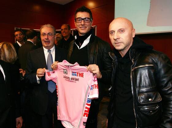 Modedesigner Domenico Dolce (re.) und Stefano Gabbana (Mitte) mit RCF Chef Angelo Zomegnan (Giro Veranstalter alle Italien) bei der Präsentation des neuen rosa Trikots für den Giro d Italia 2009 -  Radsport Herren Giro ditalia 2008 2009, D Italia, Straßenradsport, Straße, Rad, Pressetermin, Präsentation, Gruppe Mailand